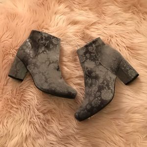 “Diba”Velvet Block Heel Booties (Grey)